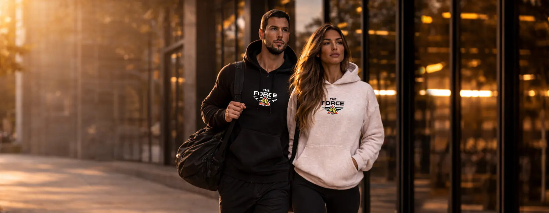 Zwei Personen tragen The Force Hoodies in urbaner Umgebung – Streetwear und sportliche Freizeitbekleidung