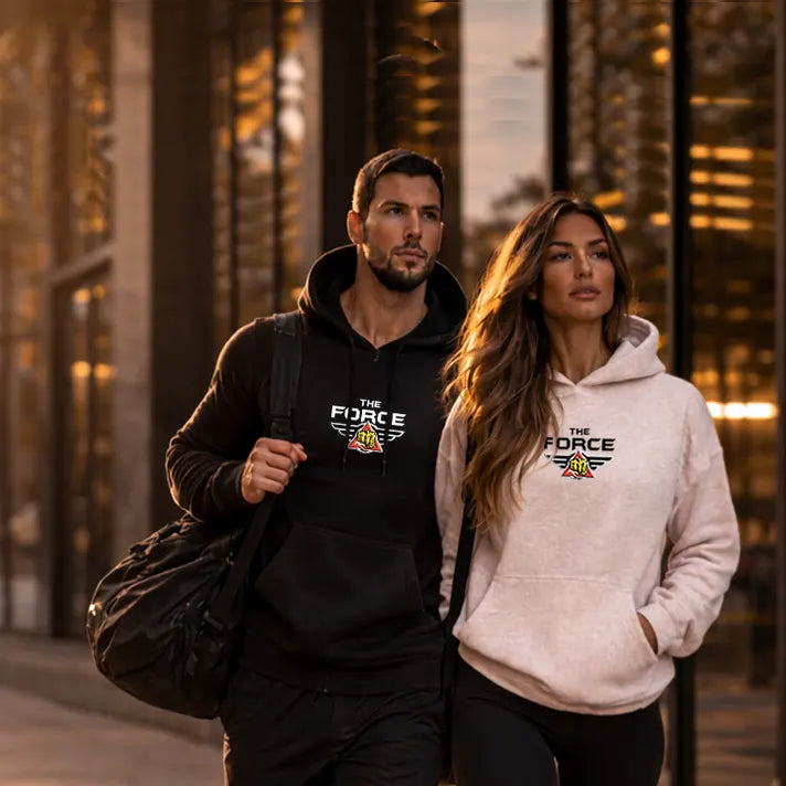 Zwei Personen tragen The Force Hoodies in urbaner Umgebung – Streetwear und sportliche Freizeitbekleidung